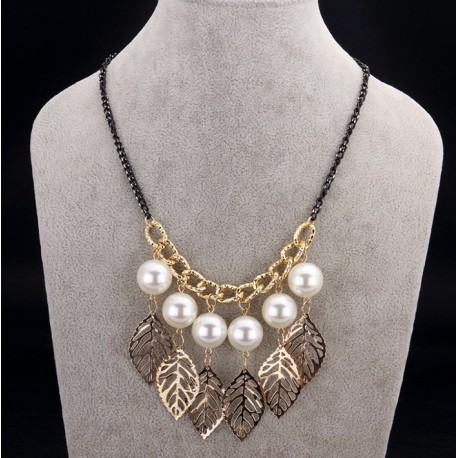 Collar con perlas y hojas doradas Ver más grande