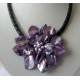 Collar de conchas y perlas con flor violeta
