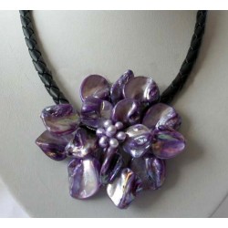Collar de conchas y perlas con flor violeta