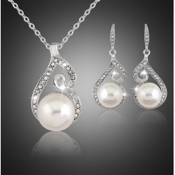 Jewelry set necklace and earrings with pearls