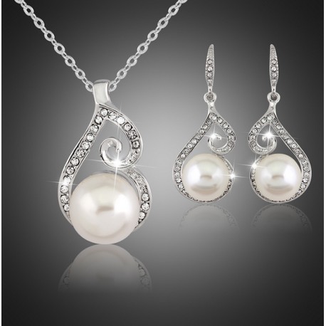 Conjunto de collar y pendientes plateados con perla