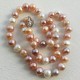 Collar de perlas naturales cultivadas en tonos cálidos 