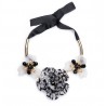 Collar con flores de inspiracion vanguardista