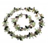 Conjunto de perlas, conchas y cristales de colores violetas, verdes y blancos