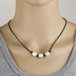 Collar de cuero con tres perlas naturales blancas