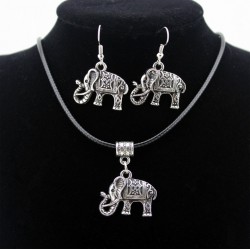 Conjunto de collar y pendientes con símbolos de la suerte en plata tibetana