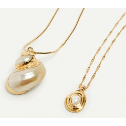 Collar doble trenzado en dorado con colgante de concha natural