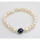 Conjunto collar y pulsera con perlas blancas y una negra