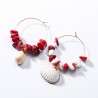 Pendientes en aro dorado con detalles de coral rojo natural y conchas