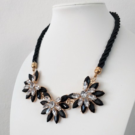 Collar de cuerda negra y flores geométricos