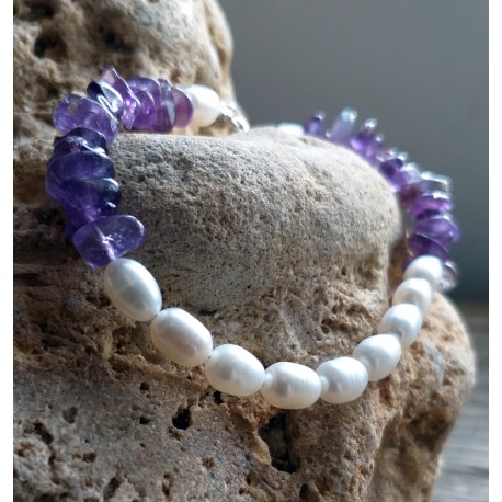 Pulsera con perlas naturales ovaladas y piedras amatista