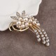 Broche dorado de manojo de flores con perlas y cristales