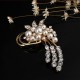 Broche dorado de manojo de flores con perlas y cristales