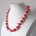 Collar artesanal con perlas blancas y coral rojo
