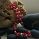 Collar artesanal con perlas blancas y coral rojo