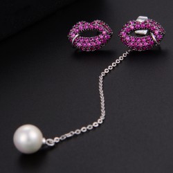 Pendientes asimétricos de labios con cristales rosas y colgante perla