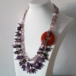 Collar artesanal único con piedras amatista y ágata roja y perlas
