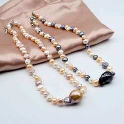 Collar original de perlas naturales irregulares con una perla grande