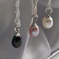 Collar de estilo minimalista en plata 925 con colgante de perla de agua dulce natural