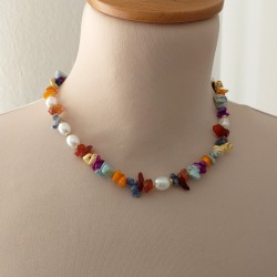 Collar corto de piedras naturales multicolor y perlas acrílicas