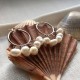 Pendientes plateados de aro con colgantes de perlas naturales