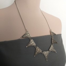 Collar de plata antiguo vintage con triángulos geométricos