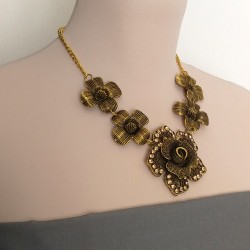 Collar Vintage con flores de metal color bronce