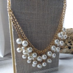 Elegante y clásico collar de perlas blancas