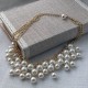 Elegante y clásico collar de perlas blancas