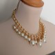 Collar de cadena dorada y perlas de diferentes tamaños