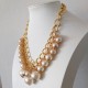 Collar de cadena dorada y perlas de diferentes tamaños