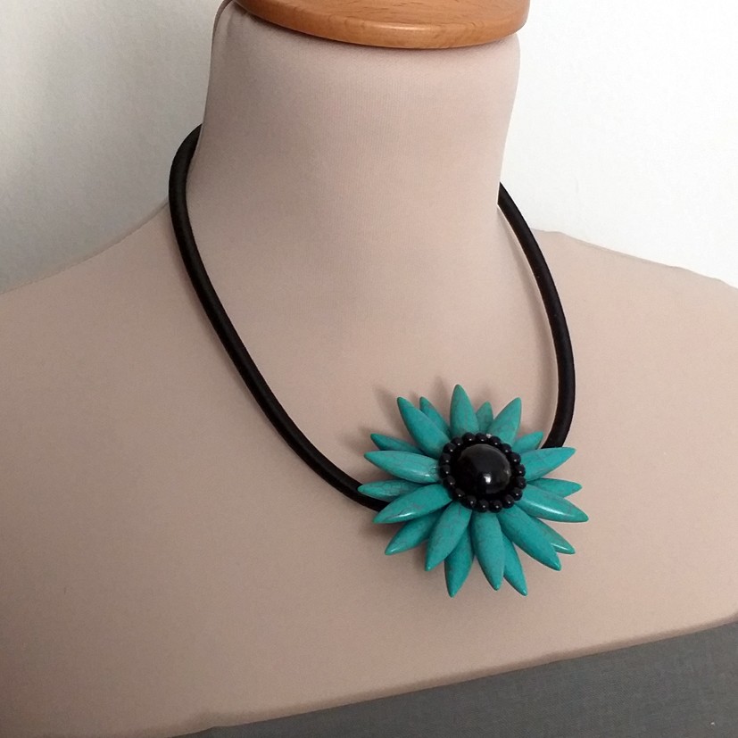 Blue multico big flower necklace – L Atelier des Dames