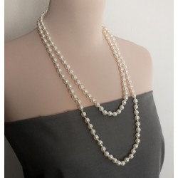 Collar largo de perlas blancas sintéticas