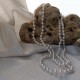 Collar largo de perlas blancas sintéticas