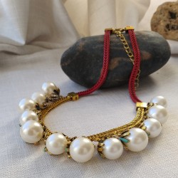Collar estilo vintage retro de perlas grandes y metal envejecido