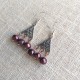 Pendientes geométricos plateados con perlas naturales