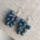 Pendientes artesanales de perlas negras en un diseño en racimo