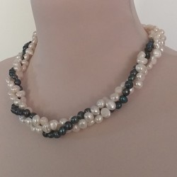 Collar tres capas de perlas naturales blancas y negras