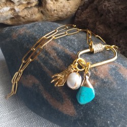 Collar cadena acero dorado con colgantes turquesa, la mano de meditación, y perla de agua dulce