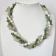Collar trenzado de perlas blancas y verdes y Cuarzo verde