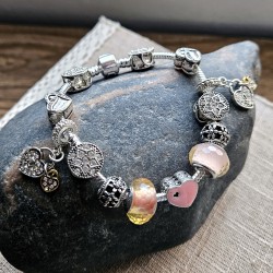 Pulsera color plateada con charms y abalorios