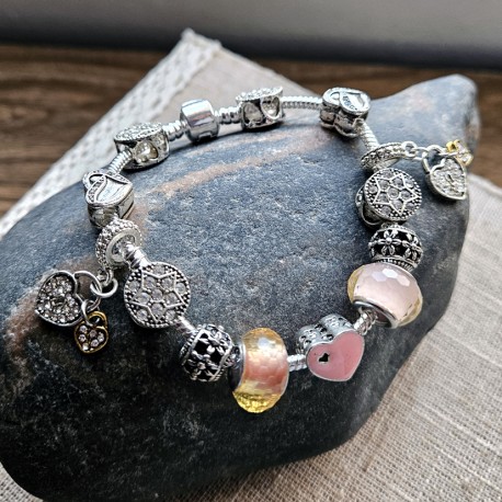 Pulsera color plateada con charms y abalorios