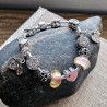 Pulsera color plateada con charms y abalorios