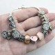 Pulsera color plateada con charms y abalorios