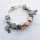 Pulsera color plateada con charms y abalorios