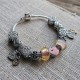 Pulsera color plateada con charms y abalorios
