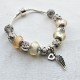 Pulsera con charms cristal rosa y blanco y colgante con ala y corazon