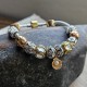Pulsera con charms dorados y plateados y cierre dorada