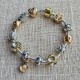 Pulsera con charms dorados y plateados y cierre dorada