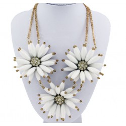 Choker Necklace with Three Maxi Flowers